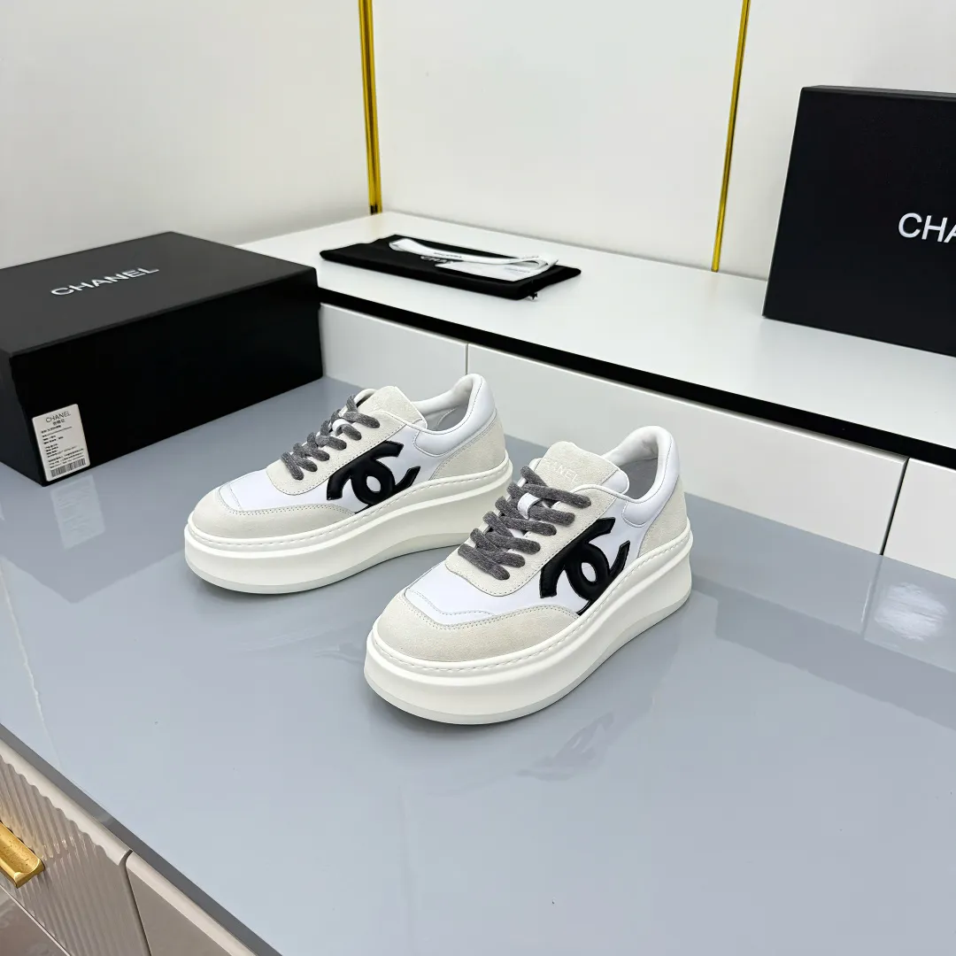 👟👟Ex-factory price 660👟👟 Top version! Chanel Chanel panda shoes! 2025 counter's top casual sports shoes. This classic design; the upper is electro-embroidered with a variety of techniques; the outsole is fashionable and sporty; the unusual inclusion of a variety of color matching elements... The diversified mix and match is very good-looking and versatile, and can be used for leisure, fashion, sports, and outdoor... ꫛꫀꪝ Go➫ Materials: ❶Upper made of: original imported first-layer silk cowhide + original waterproof cloth + original first-layer cowhide ❷Inner lining: Original Yangli+wang ❸ Outsole based on: Original TPU combination outsole Counter boutique packaging complete set for women 35–41